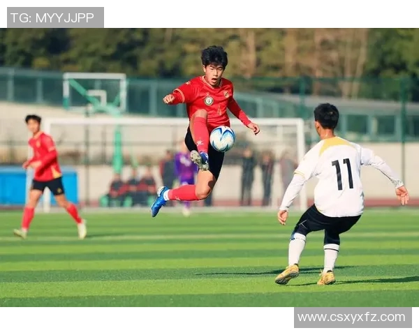 胖胖的足球明星在绿茵场上的搞笑瞬间与精彩表现